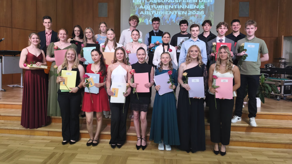 Geschafft! Die frischgebackenen Abiturientinnen und Abiturienten beim traditionellen Jahrgangsfoto.